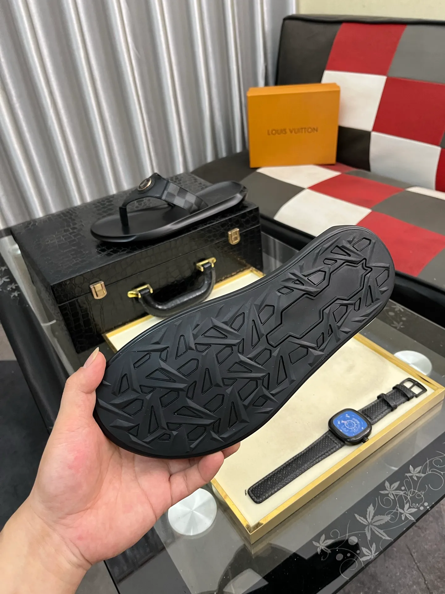 Men's shoes 💰260⌚️⌚️lv-Louis Vuitton) new men's sandals, high-end boutique, exquisite embossed logo decoration on the upper, fine workmanship, super soft soles, casual, loose and comfortable, a must-have in summer! \nsize: 38-443️⃣Colors available